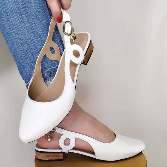 Scarpin branco cheap couro