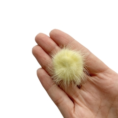 Aplique Pompom Pelinho Pequeno Metade Amarelo Bebê (2.5cm) - 2 unidades - ApliqueMe | Apliques incríveis para seu artesanato!