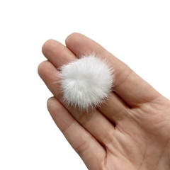 Pompom Pelinho Pequeno Metade Branco (2.5cm) - 2 Unidades - ApliqueMe | Apliques incríveis para seu artesanato!