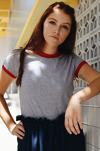 Camiseta Feminina Ringer Cinza Mescla / Vermelho