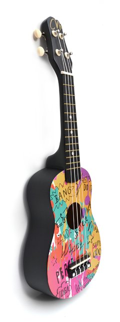 MK20G UKELELE SOPRANO GRAFITI CON FUNDA - comprar online