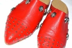 Mules Planos De Cuero Con Tachas Y Botones Quica Yatay - comprar online