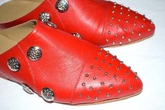 Mules Planos De Cuero Con Tachas Y Botones Quica Yatay - tienda online