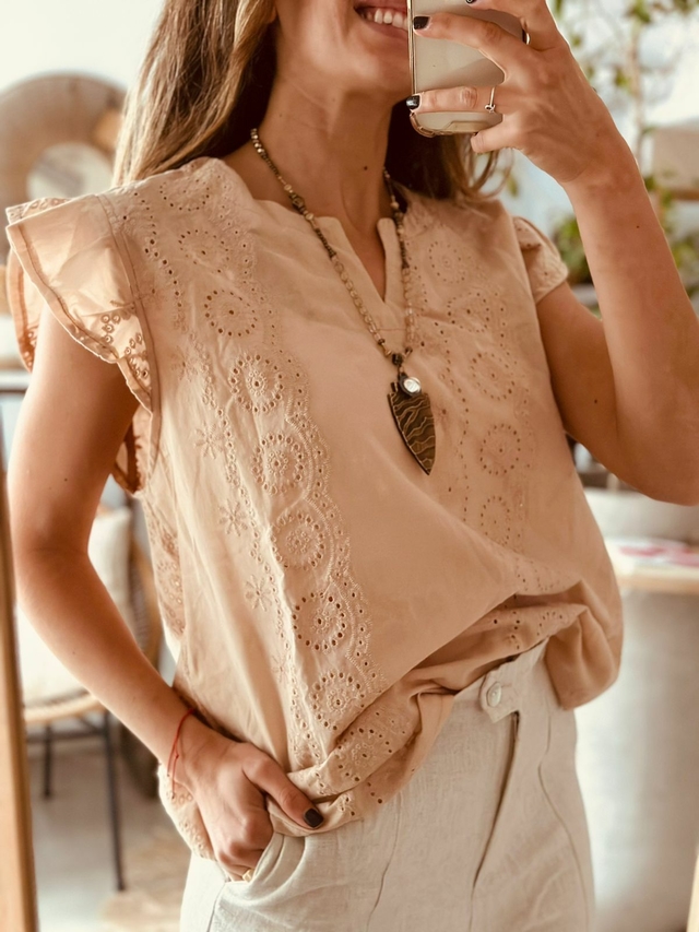 Beige lace hot sale tops with sleeves