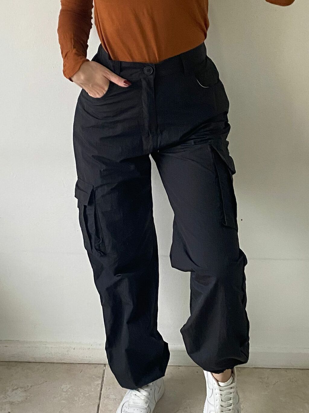 ART. 1412 PANTALON TIPO CARGO DE TELA PARACHUTE