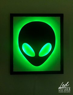 Alien led verde con marco en internet