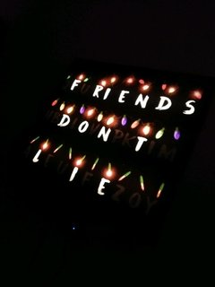 Stranger Things Friends Dont Lie 50x50cm led - tienda online