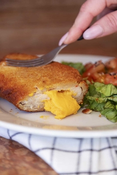 Milangas de pollo rellenas con queso chedar y panceta