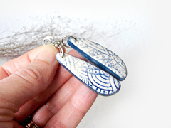 Aros colgantes Zentangle azul y blanco