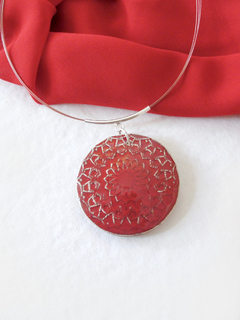 Dije mandala rojo en collar con terminaciones en plata - comprar online