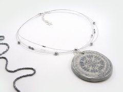 Medallón Mandala gris en gargantilla con perlas y plata - tienda online