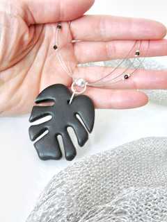 Conjunto Monstera negro mate con piedras y plata - comprar online