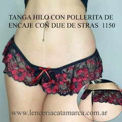 Tanga hilo con pollerita de encaje negra y roja, con dije de strass en la parte delantera.