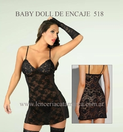 Modelo luciendo un baby doll de encaje negro 518N, con detalles de encaje y tirantes ajustables.