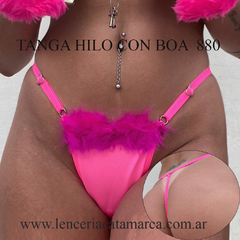 Tanga hilo regulable fucsia fluor con boa de microfibra, modelo 880FF, mostrando detalles de diseño y ajuste.