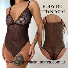 Body de red negro con diseño ajustado y tirantes finos, modelo exhibido por una modelo.