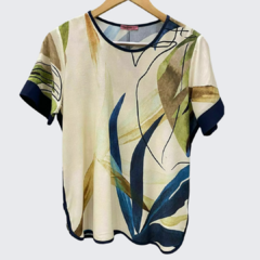 BLUSA ESTAMPADA COM DETALHE LATERAL