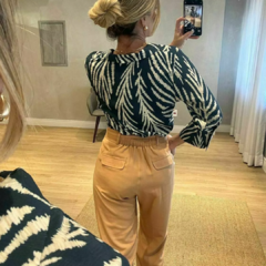 CALÇA COM CINTO DOURADO