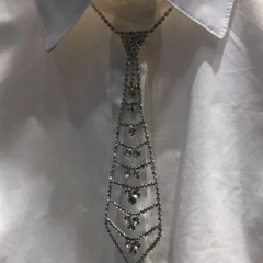 Camisa tricoline com colar gravata strass