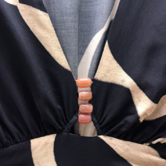 vestido estampado com ponteiras no busto na internet