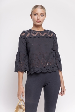 Blusa confeccionada en Broderie con tul negra