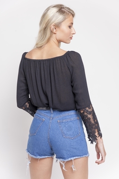 Blusa negra mangas caladas - Chill Moda