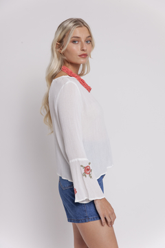 Blusa blanca bordada en internet