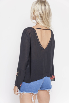 Blusa negra bordada - tienda online