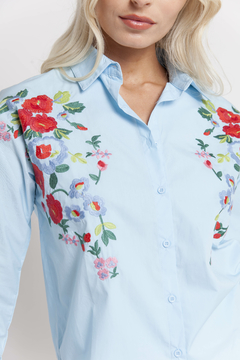 Camisa bordada celeste - comprar online