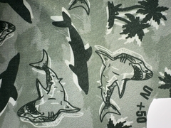 Remera de agua UV+50, con mangas cortas, dibujo tiburones. Art. 23625 en internet