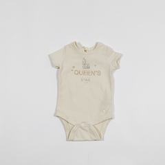 TALLE 3 MESES - BODY M/CORTA CRUDO " QUEENS " - AKIABARA