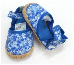 ZAPATITOS NO CAMINANTES FLOREADAS AZUL- BABY COTTONS- TALLE 17 - comprar online