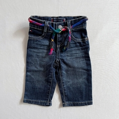 TALLE 3/6 MESES - JEAN RECTO AZUL CINTURON COLORES MOÑO BOLSILLOS - TOMMY HILFIGER