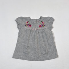 TALLE 18 MESES - REMERA M/CORTA GRIS FLORES BORDADAS - CARTERS