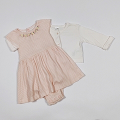 TALLE 12 MESES - CONJUNTO BODY VESTIDO S/MANGA ROMBOS ROSA CUELLO BORDADO Y CAMPERA BLANCA - CARTERS