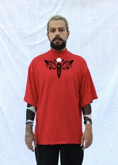 Camiseta vermelha mariposa