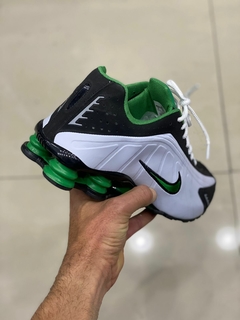 Nike Shox R4 na internet