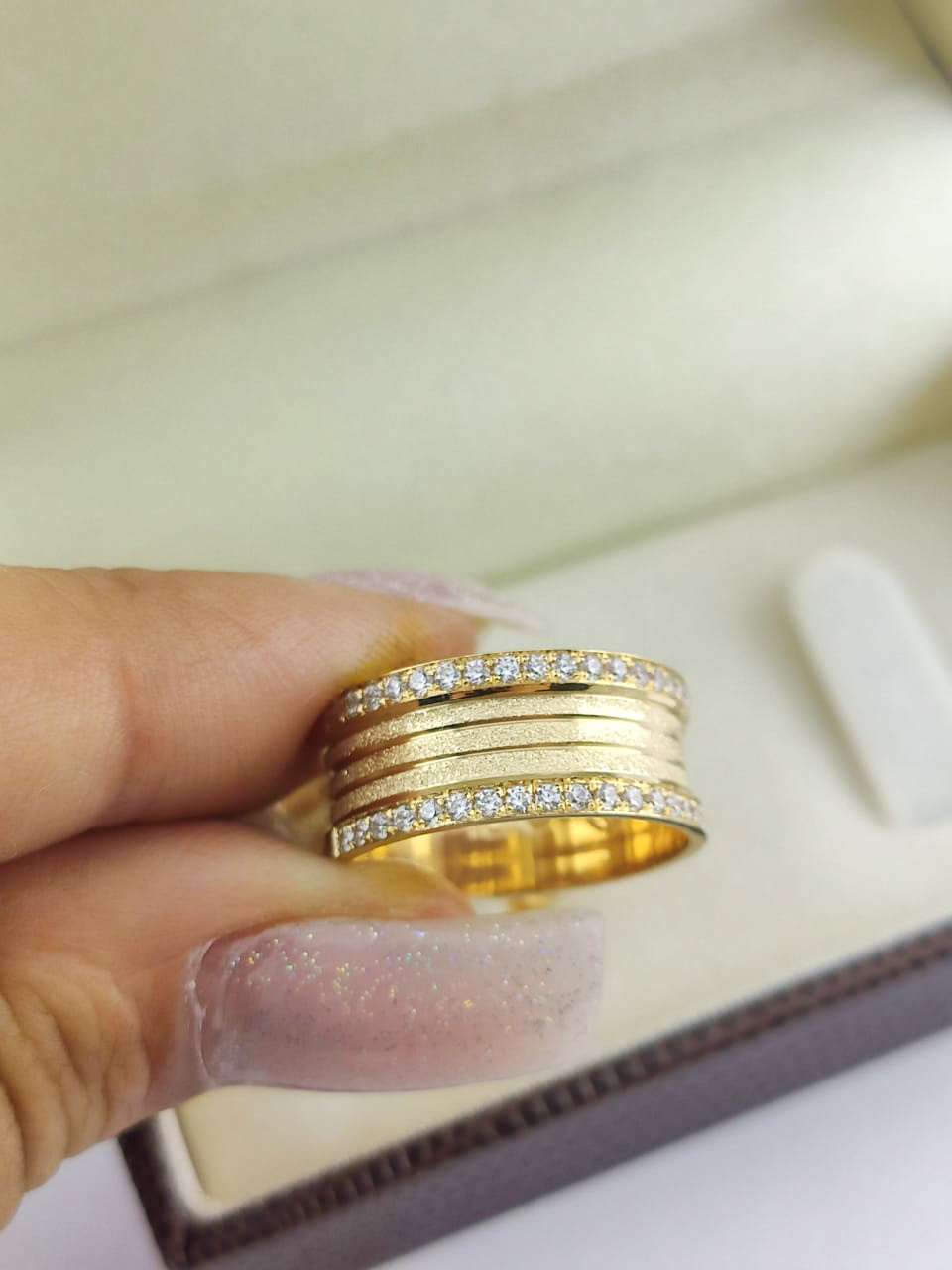 ALIANÇA 8MM C/ 30 PEDRAS EM ZIRCÔNIA NA FEM. | OURO 18K