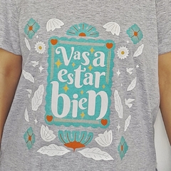 Remera Vas a Estar Bien Escote V Gris - comprar online