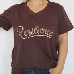 Remera Resilience Escote V Chocolate - comprar online