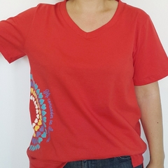 Remera Arcoiris Escote V Rojo - comprar online