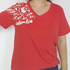 Remera Valentia Escote V Rojo - Despertate