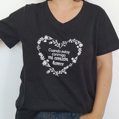 Remera Florece Escote V Negro - comprar online