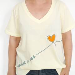 Remera Volve a Vos Escote V Amarillo