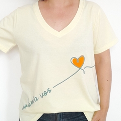 Remera Volve a Vos Escote V Amarillo - comprar online