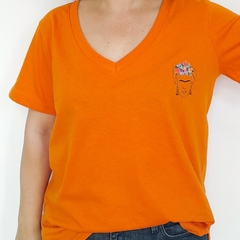 Remera Frase Frida Escote V Naranja