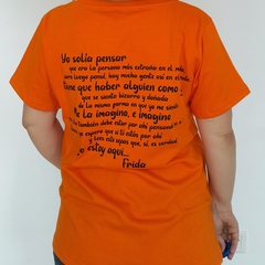 Remera Frase Frida Escote V Naranja - comprar online