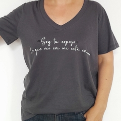 Remera Lo Que Ves Escote V Gris - comprar online