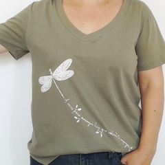 Remera Libelula Escote V Verde - comprar online