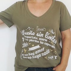 Remera Palabras Escote V Verde - comprar online